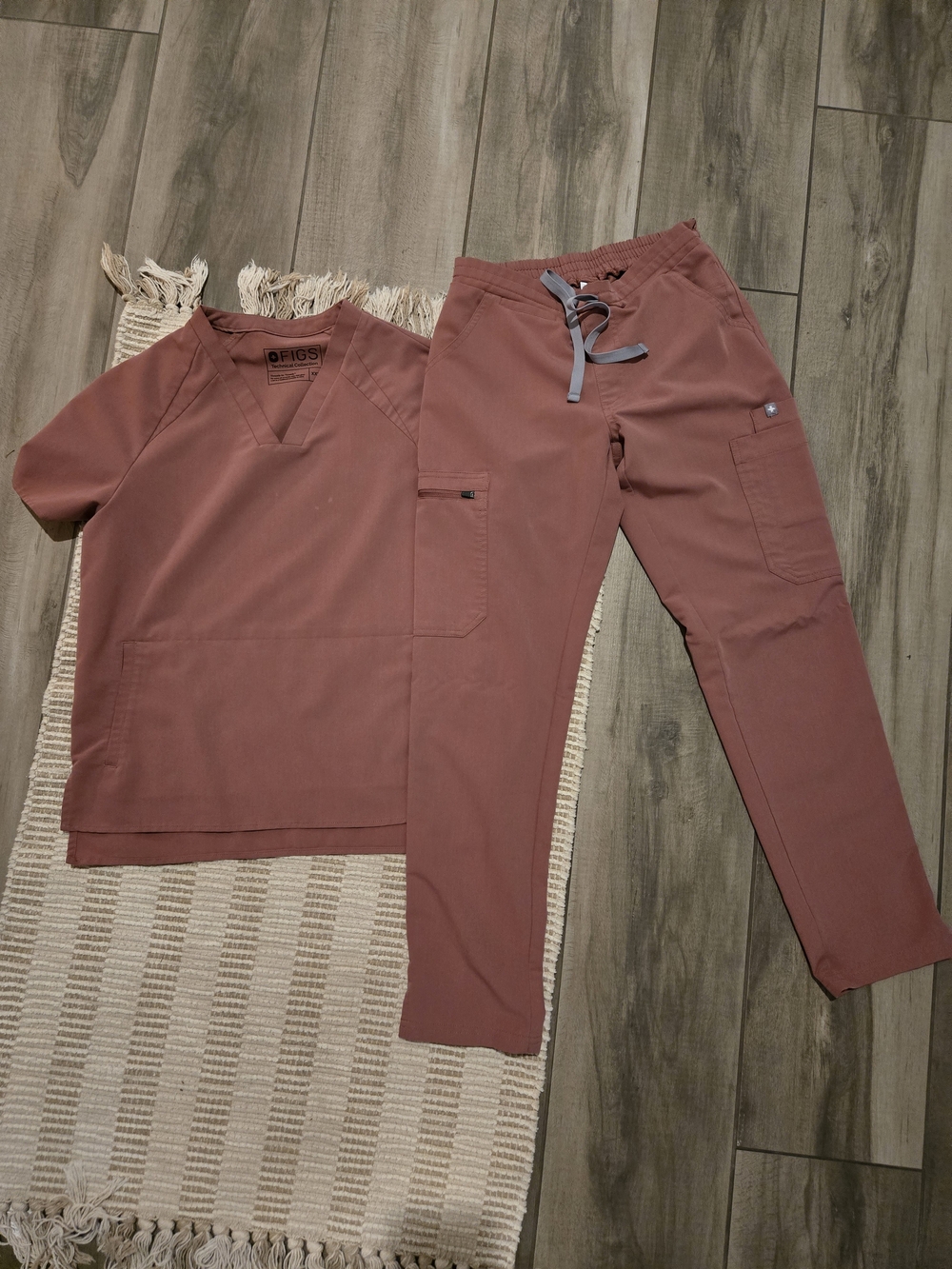 FIGS Mauve Scrub Set - Top & Cargo Pants
